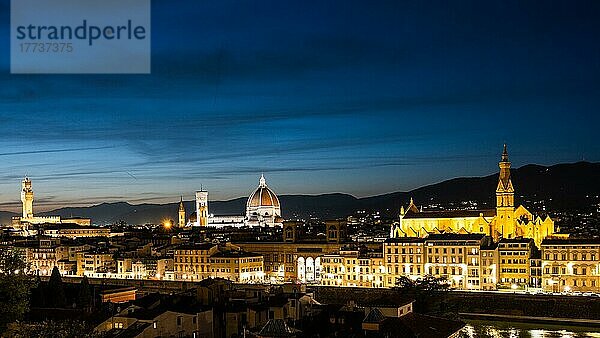 Blick nach Sonnenuntergang auf Florenz vom Piazzale Michelangelo  Florenz  Italien  Europa