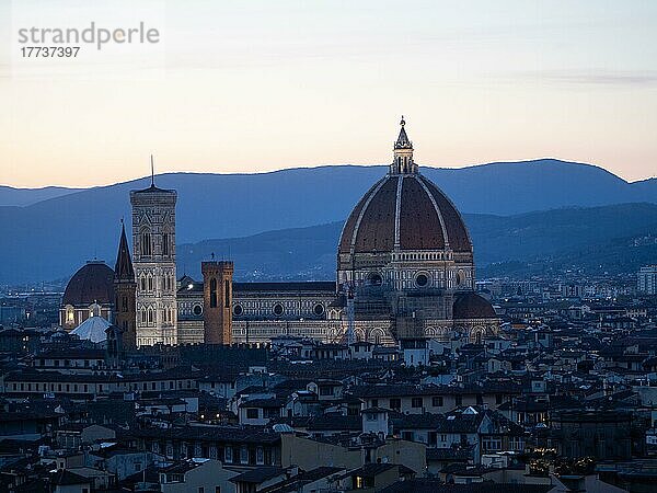 Ausblick vom Piazzale Michelangelo  Dom und Kathedrale Santa Maria del Fiore  Nachtaufnahme  Florenz  Toskana  Italien  Europa