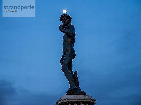 Vollmond über der David-Statue auf der Piazzale Michelangelo  Florenz  Toskana  Italien  Europa