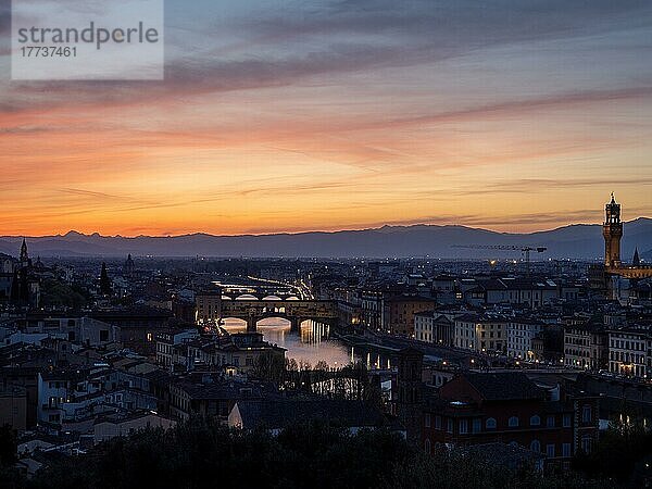Blick nach Sonnenuntergang auf Florenz vom Piazzale Michelangelo  Florenz  Italien  Europa