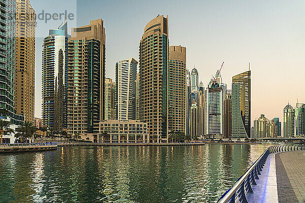 Vereinigte Arabische Emirate  Dubai  Dubai Marina in der Abenddämmerung mit hohen Wolkenkratzern in der Innenstadt im Hintergrund