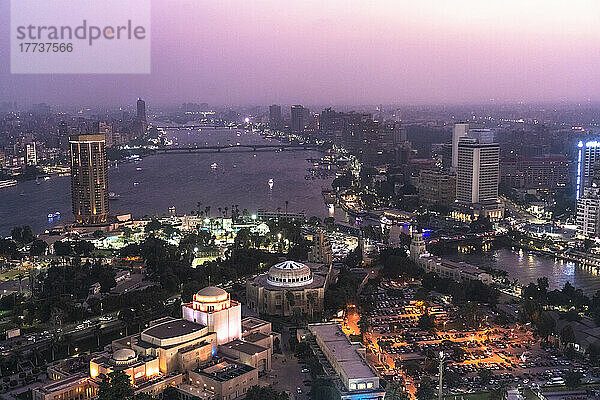 Ägypten  Kairo  Blick auf die Insel Gezira in der Abenddämmerung mit dem Opernhaus von Kairo im Vordergrund und dem Nil im Hintergrund