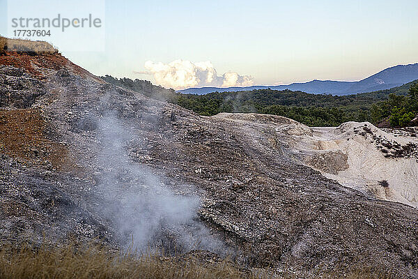 Malerischer Blick auf die Landschaft mit Rauch im geothermischen Naturpark Biancane in Monterotondo Marittimo  Grosseto  Italien