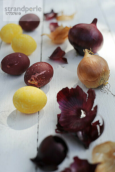 DIY Easter eggs naturally dyed with onion skins