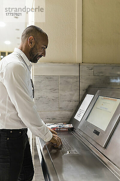 Mann benutzt Computer im Hotel