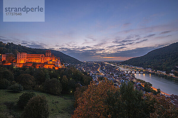 Deutschland  Baden-Württemberg  Heidelberg  Blick auf das Heidelberger Schloss und die umliegende Stadt in der Abenddämmerung
