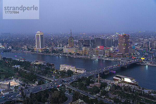Ägypten  Kairo  Nil  Qasr-El-Nil-Brücke und die umliegenden Gebäude in der Innenstadt in der Abenddämmerung