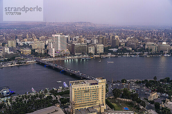 Ägypten  Kairo  Nil  Qasr-El-Nil-Brücke und die umliegenden Gebäude von Gezira und Garden City in der Abenddämmerung