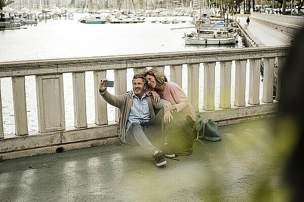 Älteres Paar macht im Urlaub ein Selfie mit dem Handy