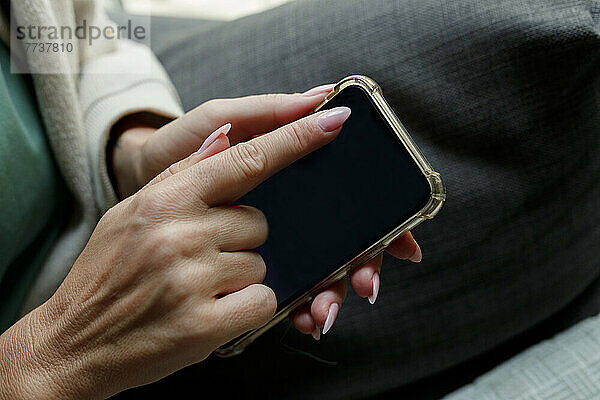 Frau berührt Smartphone-Bildschirm