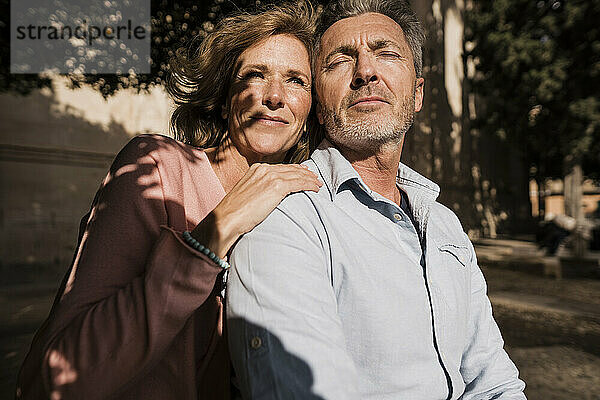 Älteres Paar genießt im Urlaub das Sonnenlicht