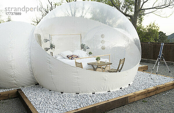 Leeres Hotelzimmer mit transparenter Kuppel