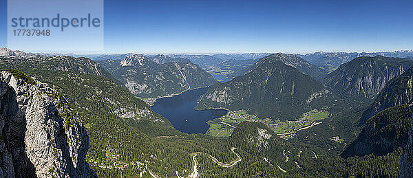 Österreich  Oberösterreich  malerisches Panorama des Hallstättersees vom Krippenstein aus gesehen