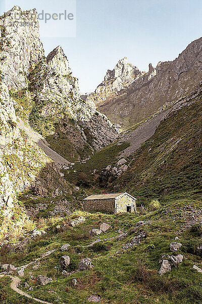 Spanien  Provinz Leon  Leon  abgeschiedene Hütte im Picos de Europa-Gebirge