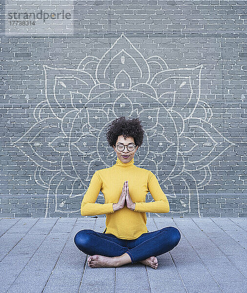 deutschland ludwigshafen frau stab lebensstil komponieren yoga meditation mandala nachhaltig