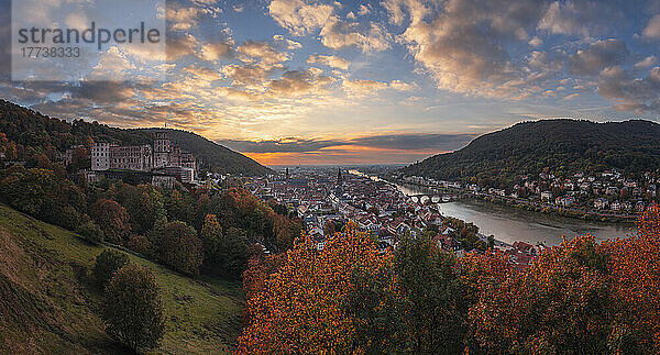 Deutschland  Baden-Württemberg  Heidelberg  Heidelberger Schloss und die umliegende Stadt bei Herbstsonnenuntergang