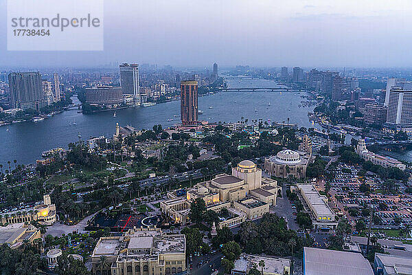 Ägypten  Kairo  erhöhte Ansicht des Stadtteils Gezira mit dem Nil  Garden City und El Manial im Hintergrund