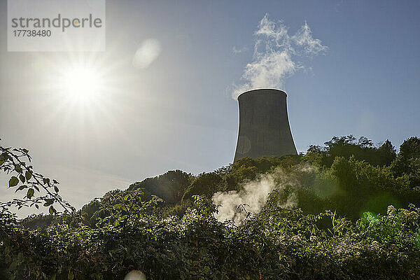 Kraftwerk im geothermischen Naturpark Biancane an einem sonnigen Tag