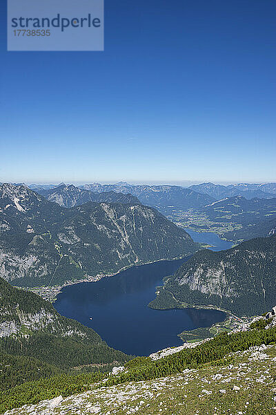 Österreich  Oberösterreich  Malerische Aussicht auf den Hallstättersee vom Krippenstein aus gesehen