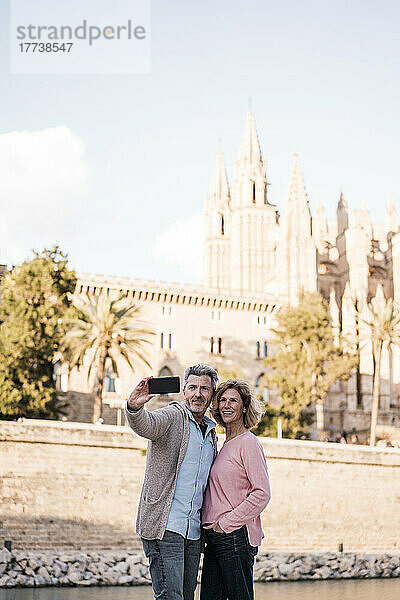Älteres Paar macht Selfie mit Smartphone in der Stadt