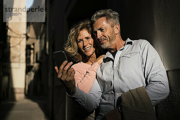 Älteres Paar macht an einem sonnigen Tag ein Selfie mit dem Smartphone