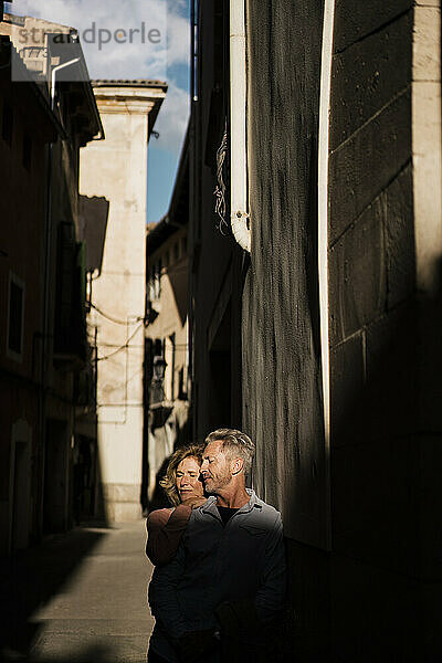 Älteres Paar genießt an sonnigen Tagen das Sonnenlicht im Gesicht