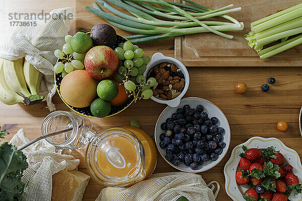 Frisches Obst und Gemüse auf dem heimischen Tisch