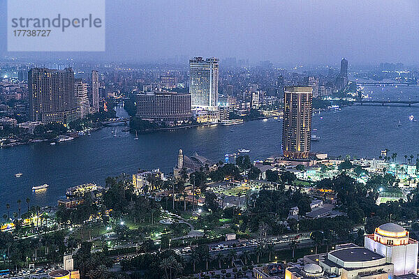 Ägypten  Kairo  Blick auf die Insel Gezira in der Abenddämmerung mit dem Opernhaus von Kairo im Vordergrund und dem Nil im Hintergrund