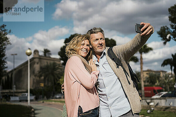 Lächelndes Paar macht Selfie mit Smartphone in der Stadt