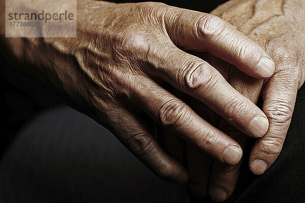 Hände eines älteren Mannes mit faltiger Haut