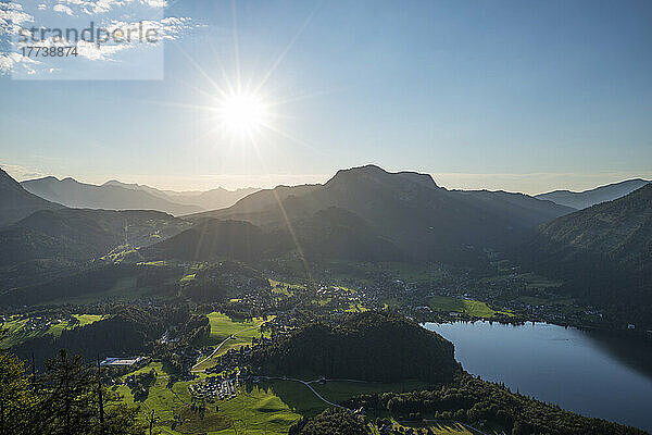 Österreich  Steiermark  Altaussee  Malerischer Blick auf die Sommersonne  die über den Altausseer See scheint  vom Tressenstein aus gesehen