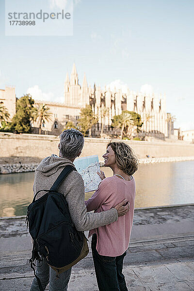 Ältere Touristen untersuchen im Urlaub die Karte auf dem Seeweg in der Stadt