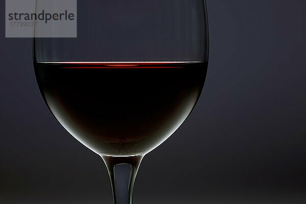 Studioaufnahme eines Glases Rotwein