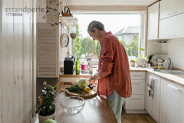 Frau mit Gemüse in der heimischen Küche