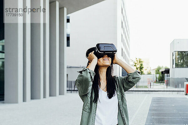 Frau mit schwarzen Haaren trägt einen Virtual-Reality-Simulator