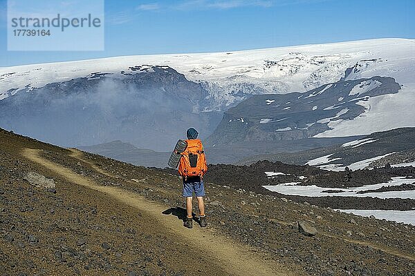 Wanderer auf Wanderweg durch vulkanische Landschaft  hinten Gletscher Myrdalsjökull  Wanderweg Fimmvörðuháls  Þórsmörk Nature Reserve  Suðurland  Island  Europa