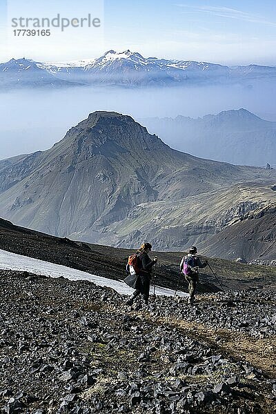 Zwei Wanderer auf Wanderweg durch vulkanische Landschaft  Ausblick auf Berglandschaft  Wanderweg Fimmvörðuháls  Þórsmörk Nature Reserve  Suðurland  Island  Europa