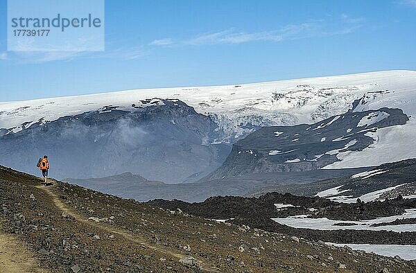 Wanderer auf Wanderweg durch vulkanische Landschaft  hinten Gletscher Myrdalsjökull  Wanderweg Fimmvörðuháls  Þórsmörk Nature Reserve  Suðurland  Island  Europa