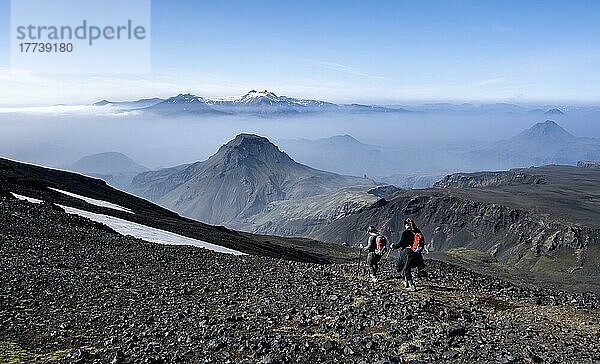 Zwei Wanderer auf Wanderweg durch vulkanische Landschaft  Ausblick auf Berglandschaft  Wanderweg Fimmvörðuháls  Þórsmörk Nature Reserve  Suðurland  Island  Europa