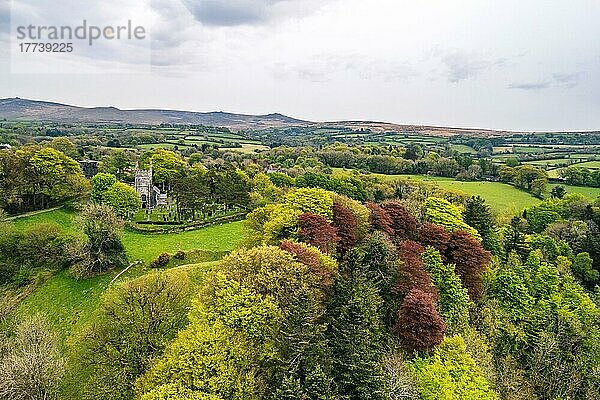 Das Dorf Lydford aus einer Drohne  Dartmoor Park  Okehampton  Devon  England  Großbritannien  Europa