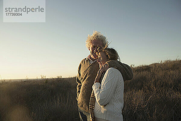 Älteres kaukasisches Paar umarmt sich im Freien