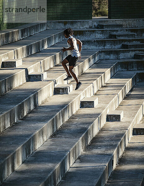Mann joggt Treppen hinauf