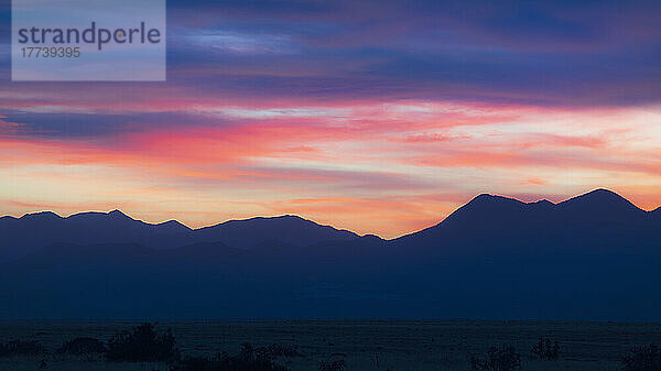 USA  New Mexico  Santa Fe  Sonnenuntergangshimmel über den Jemez Mountains
