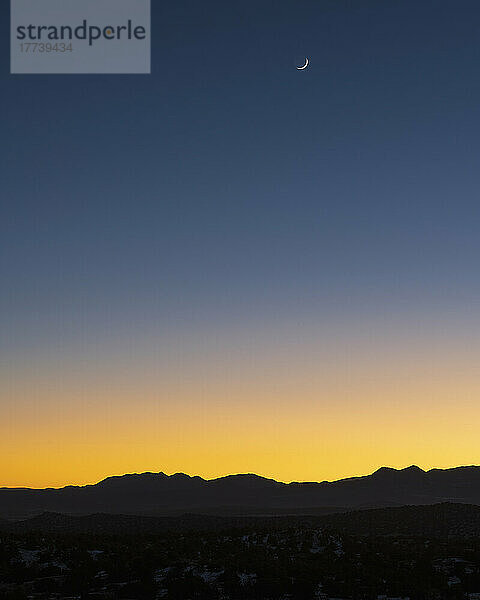 USA  New Mexico  Santa Fe  Jemez Mountains in der Abenddämmerung mit Halbmond am Himmel