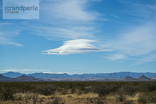 USA  New Mexico  Cuchillo  linsenförmige Wolke über der Landschaft