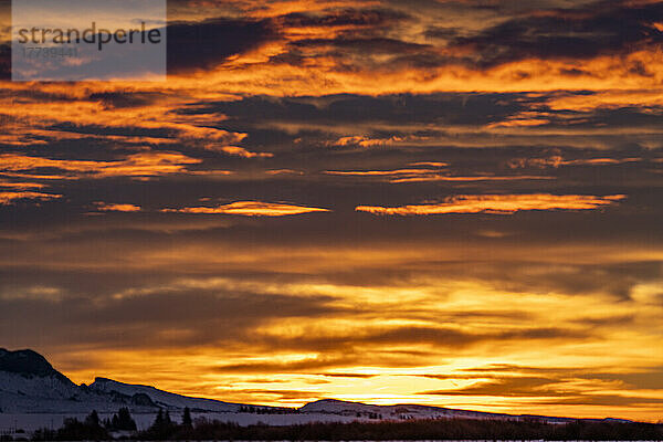 USA  Idaho  Bellevue  dramatischer Sonnenaufgangshimmel über schneebedeckter Landschaft