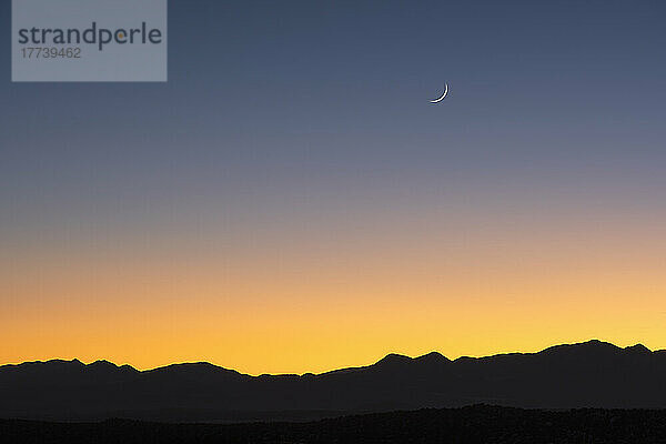 USA  New Mexico  Santa Fe  Jemez Mountains in der Abenddämmerung mit Halbmond am Himmel