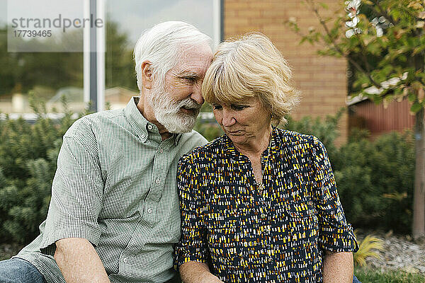 Porträt eines älteren Paares im Hinterhof