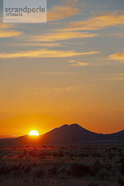 USA  New Mexico  Santa Fe  Sonnenuntergang über Hügeln im Cerrillos Hills State Park