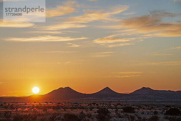 USA  New Mexico  Santa Fe  Sonnenuntergang über Hügeln im Cerrillos Hills State Park